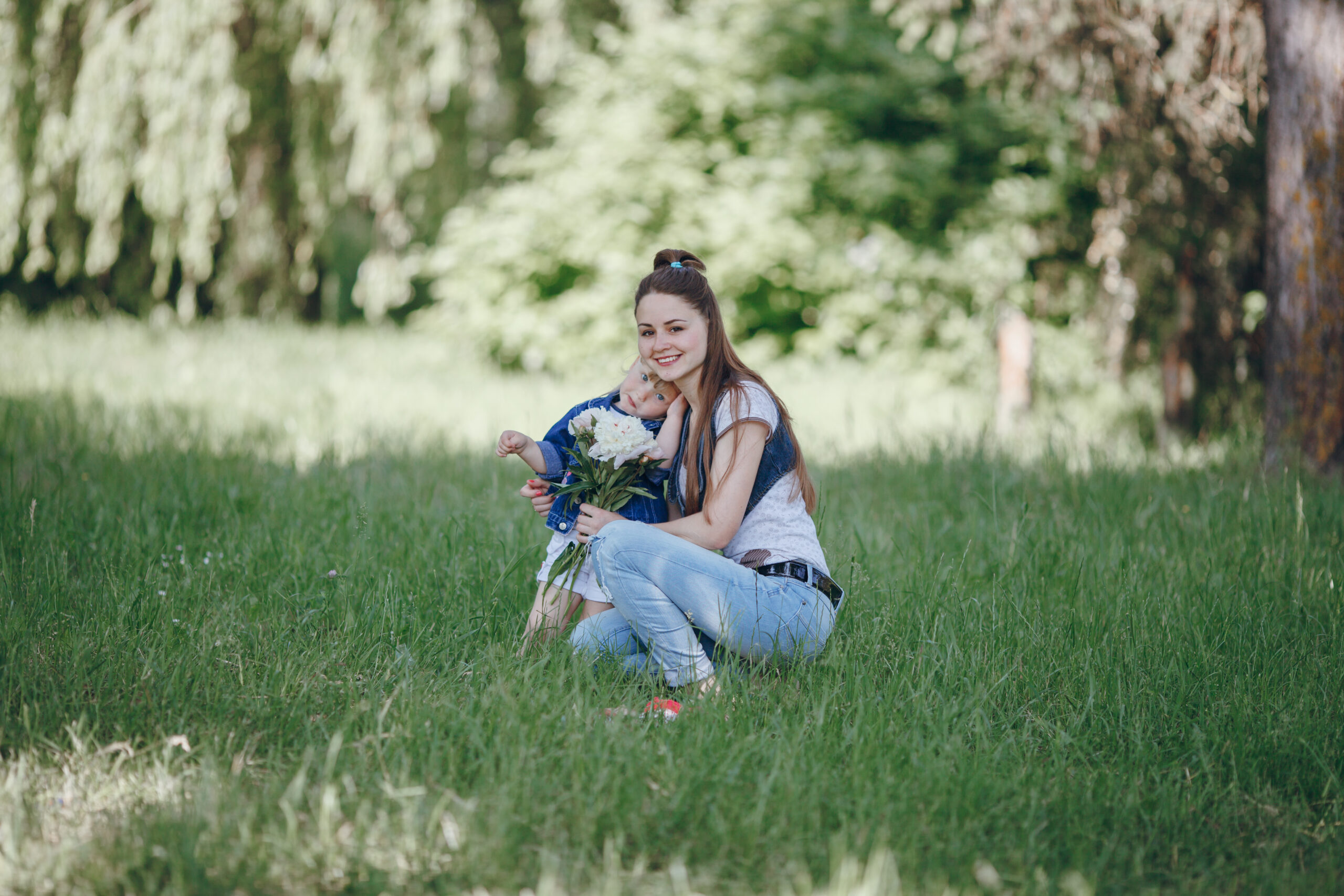 mother-daughter-with-bouquet-white-flowers